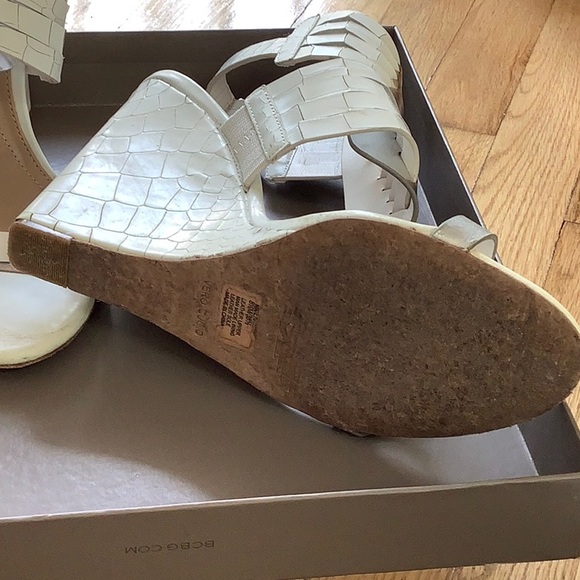 BCBG white sandals wedge.leather. Lightly used with box and dust bag. Size 8.5 - Picture 4 of 6